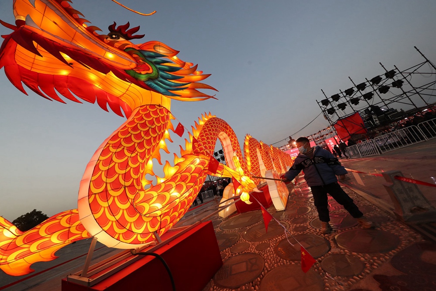 一名小朋友在河南省商丘市2023火神台庙会“龙”型彩灯前玩耍。李恒摄