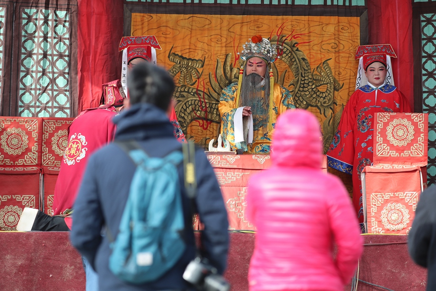 演员在河南省商丘市古城新年大集上表演传统豫剧。李恒摄