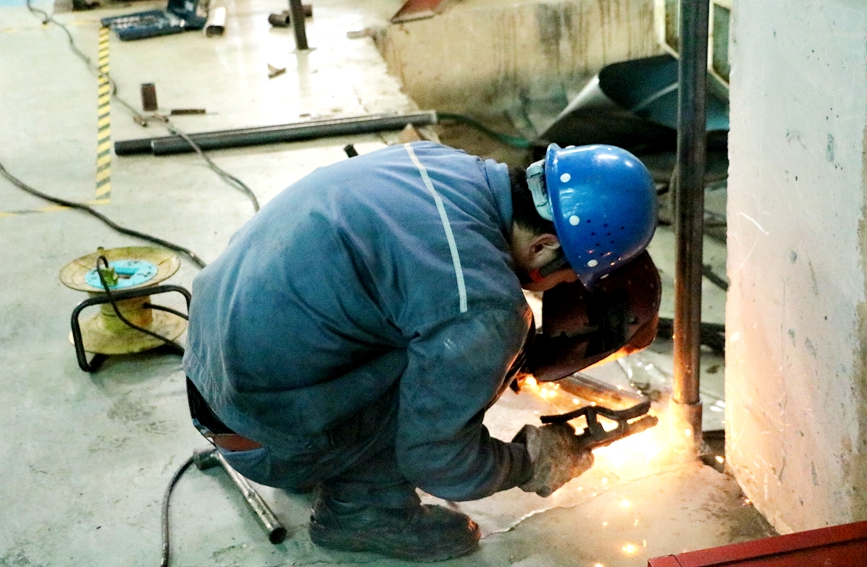 工作人员正在进行电焊作业。韩胜楠摄