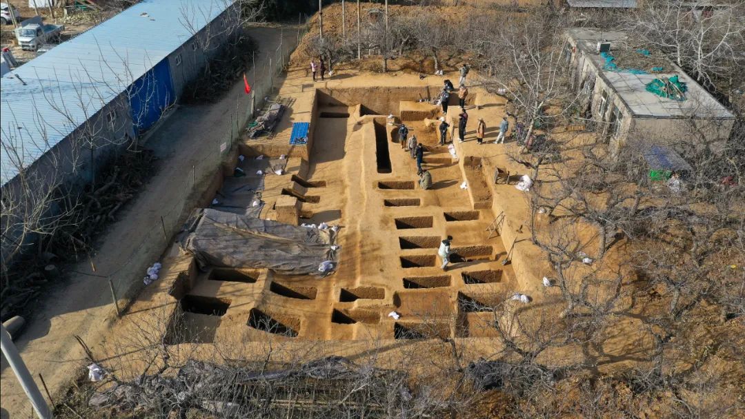 殷墟王陵区东部考古发掘现场（无人机拍摄）。麻翛然 摄