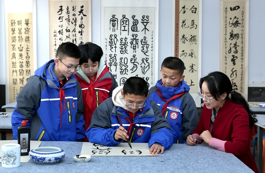同学们一笔一划书写甲骨文，感受中国传统文化。牛文堂摄