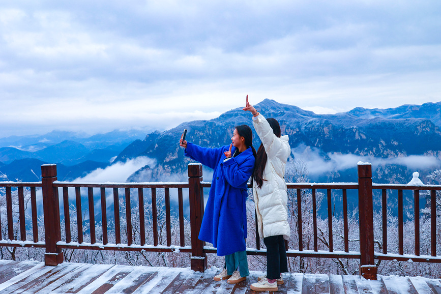 游客在云台山景区拍照打卡。徐萌毅摄