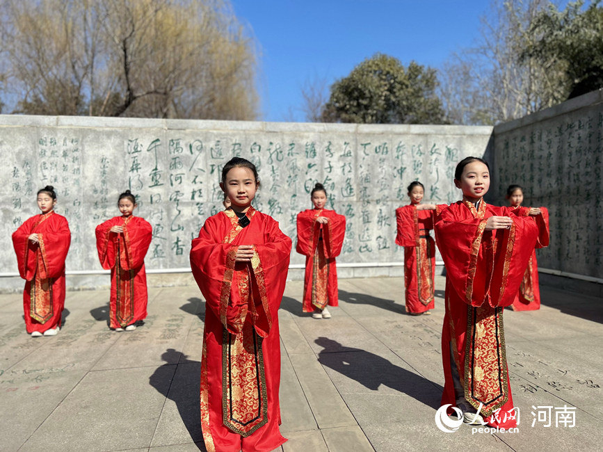 淇水诗苑太白广场上，小学生在朗诵《诗经》。人民网 霍亚平摄