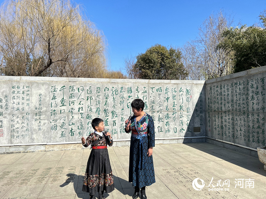 史慧霞与儿子牛牧笛一起朗读《诗经·小雅·鹤鸣》。人民网 霍亚平摄