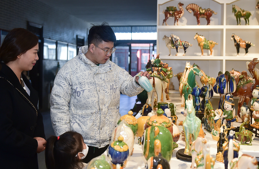 游客在河南洛阳孟津区朝阳镇南石山村的张家彩窑展示车间，参观欣赏各类唐三彩作品。 黄政伟摄