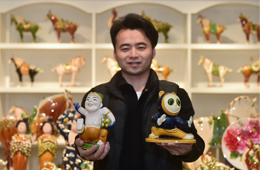 在孟津区朝阳镇南石山村的张家彩窑展示车间，张毅鹏展示自己制作的唐三彩特色文创作品。黄政伟摄