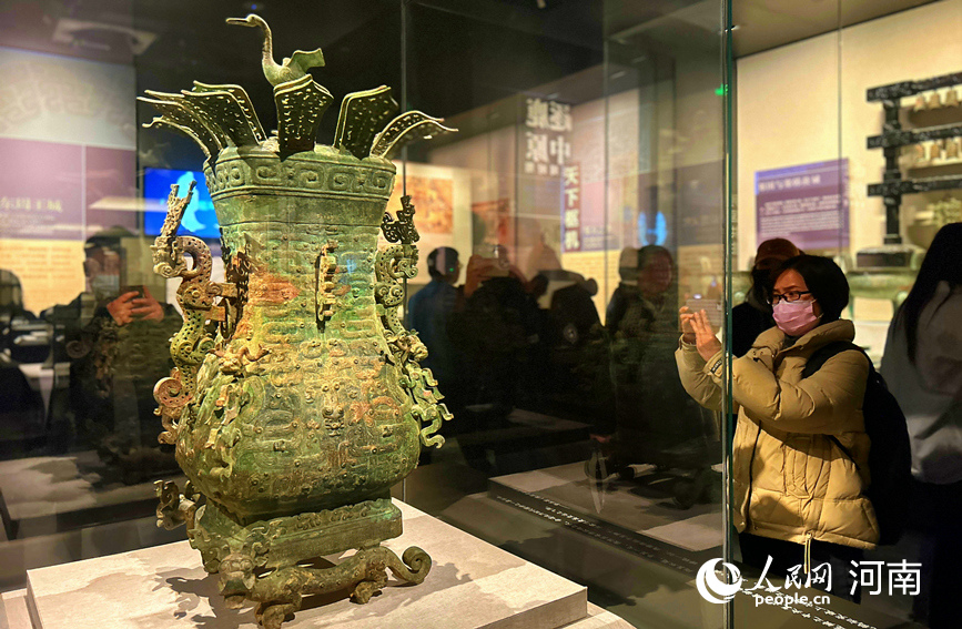 游客在河南博物院参观。人民网 霍亚平摄 