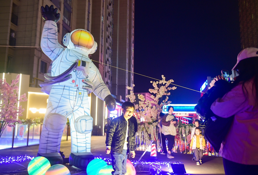 游客在河南省洛阳市瀍河区“洛城中街”文商旅综合体街区欣赏文艺演出。黄政伟摄