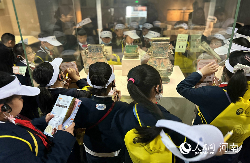 学生们在中国文字博物馆内参观。人民网 霍亚平摄