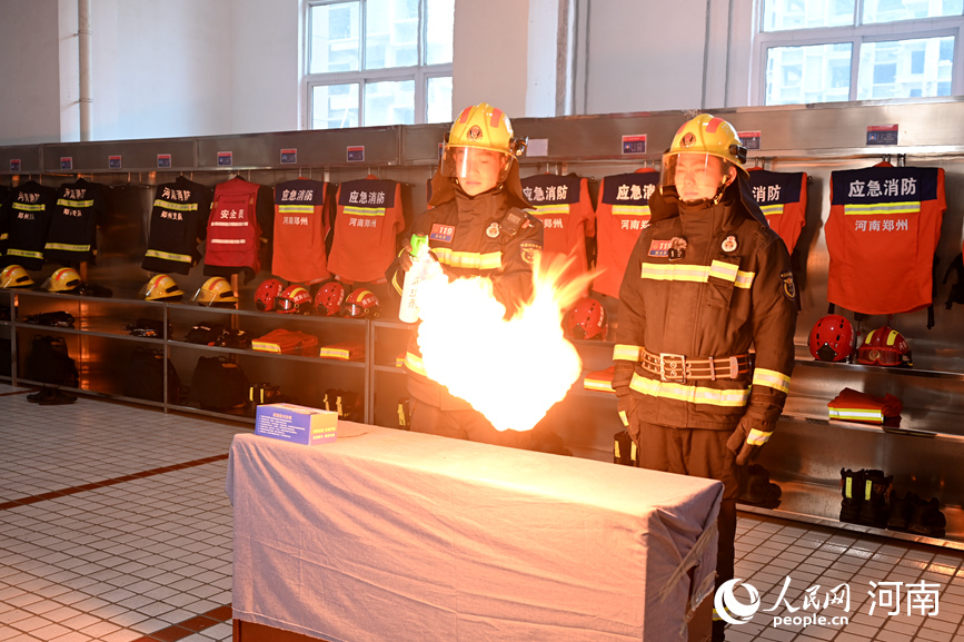 5月11日，河南省中牟县消防救援大队的宣传人员在做杀虫剂遇明火燃烧实验，并通过平台直播。人民网记者王玉兴摄