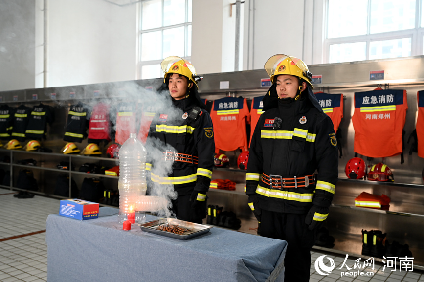 5月11日，河南省中牟县消防救援大队的宣传人员在做烟囱效应实验，并通过平台直播。人民网记者王玉兴摄