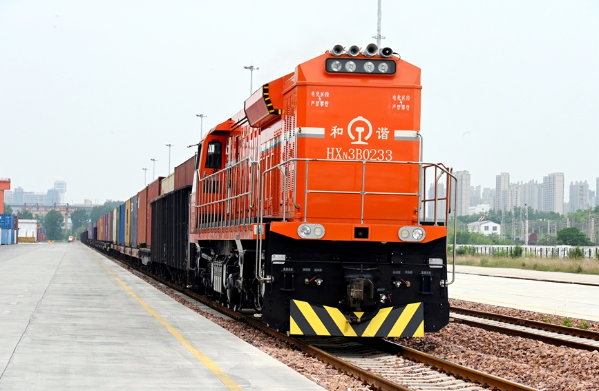 5月10日，一列中欧班列满载50个集装箱的货物从郑州圃田车站驶出，开往乌兹别克斯坦首都塔什干。栗璋鹏摄