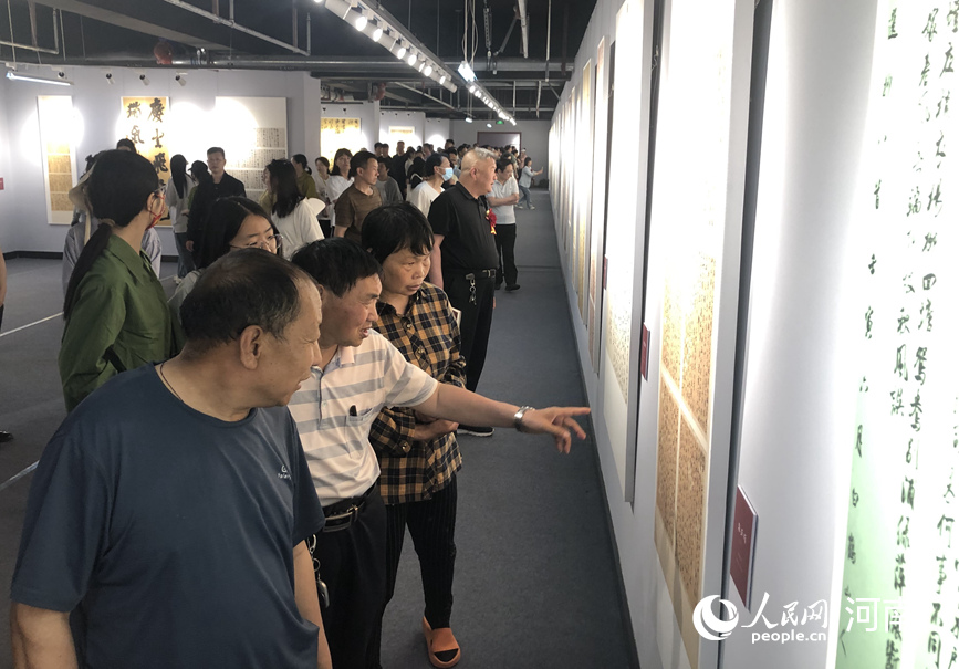 游客参观作品展展出的作品。人民网 王玉兴摄