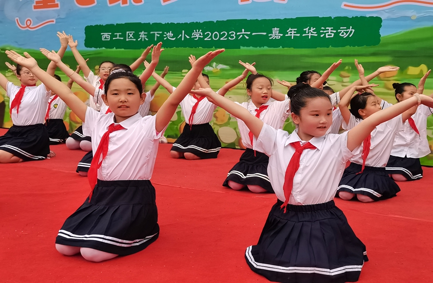 西工區東下池小學慶六一校園藝術節的舞蹈節目《人間》