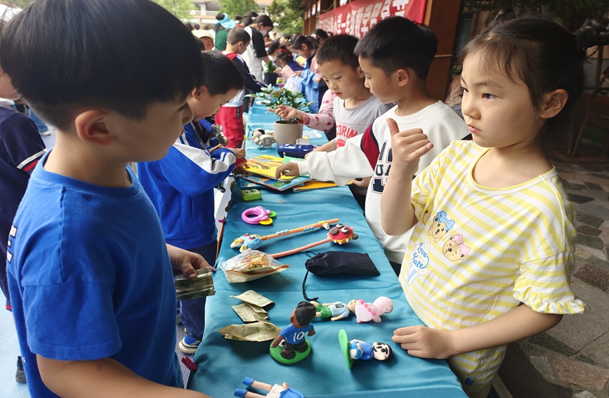 西工區芳林路小學學生在數學貿易節活動中進行自由貿易