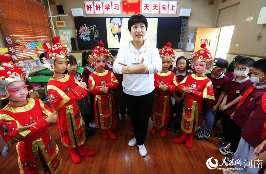 戏曲名家走进教室，现场指点教学。人民网 霍亚平摄