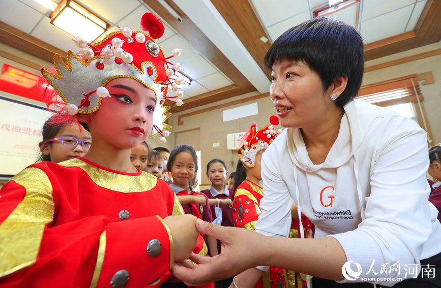 戏曲名家走进教室，现场指点教学。人民网 霍亚平摄