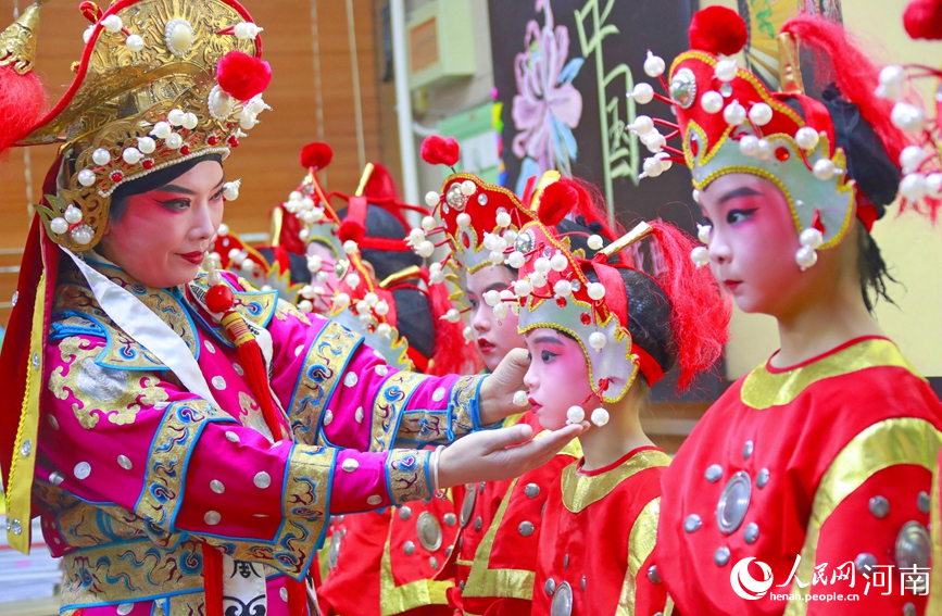 戏曲名家走进教室，现场指点教学。人民网 霍亚平摄