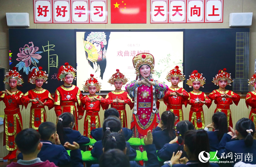戏曲名家走进教室，现场指点教学。人民网 霍亚平摄
