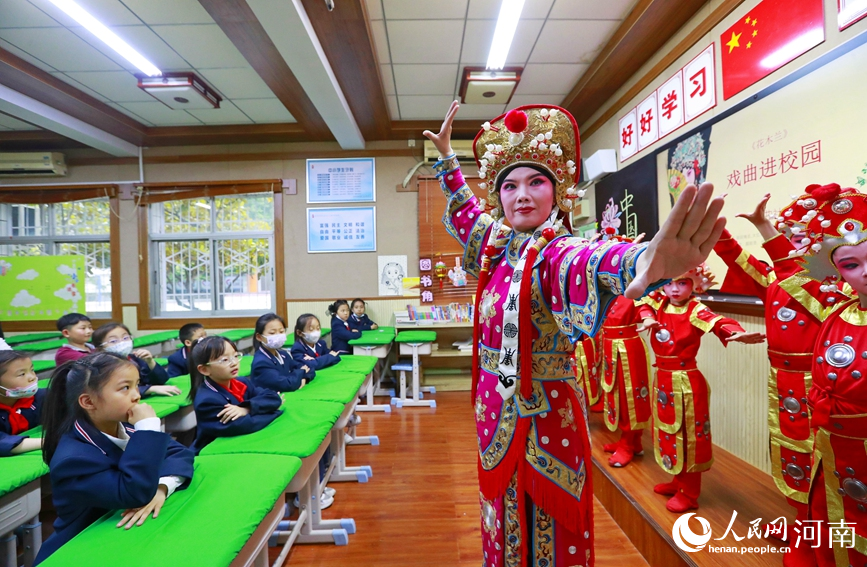 戏曲名家走进教室，现场指点教学。人民网 霍亚平摄