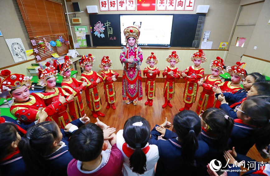 戏曲名家走进教室，现场指点教学。人民网 霍亚平摄