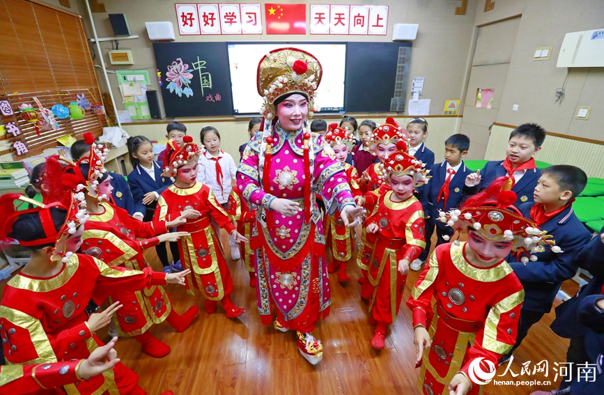 戏曲名家走进教室，现场指点教学。人民网 霍亚平摄