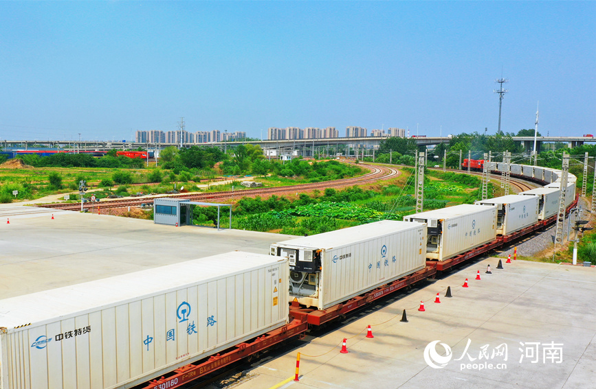 首趟鄭州至東盟農產品出口專列發車。人民網 霍亞平攝 