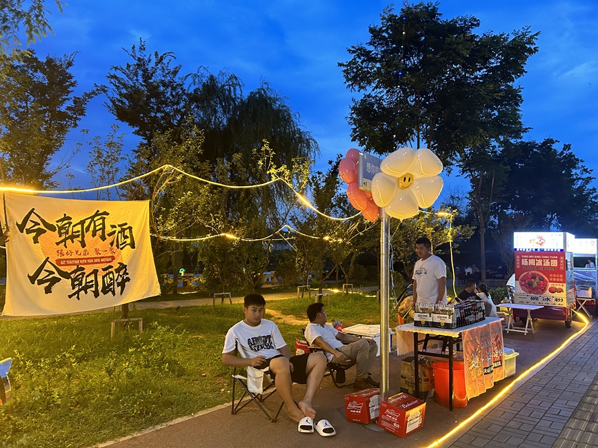 露天小酒吧氛围十足。徐铭摄