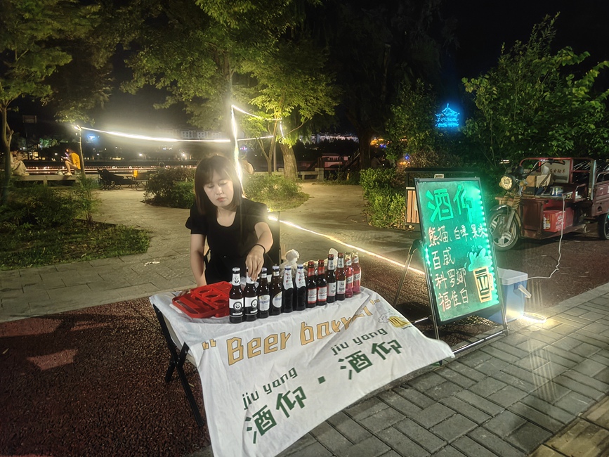 露营酒吧享受生活惬意。魏震摄