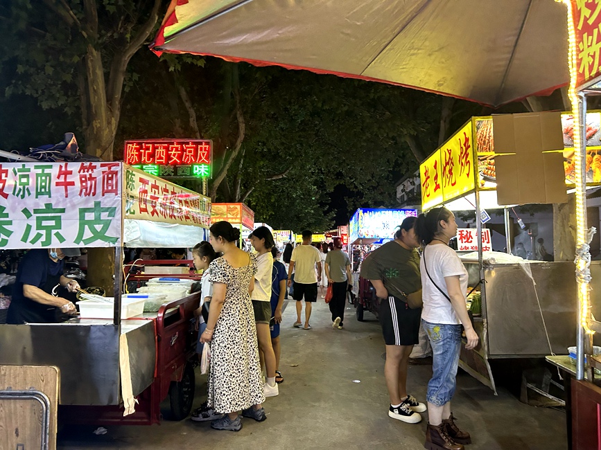 市民穿行其中，寻找美食、品尝美食。 徐铭摄