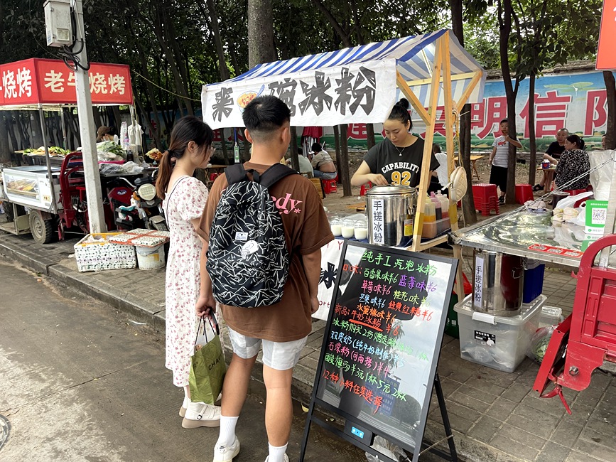 爽口的冰粉引来行人驻足。李一凡摄