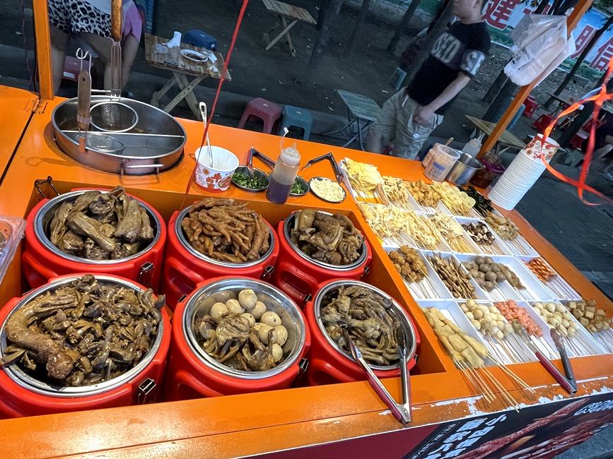 新鲜出锅的卤味引人垂涎。李一凡摄