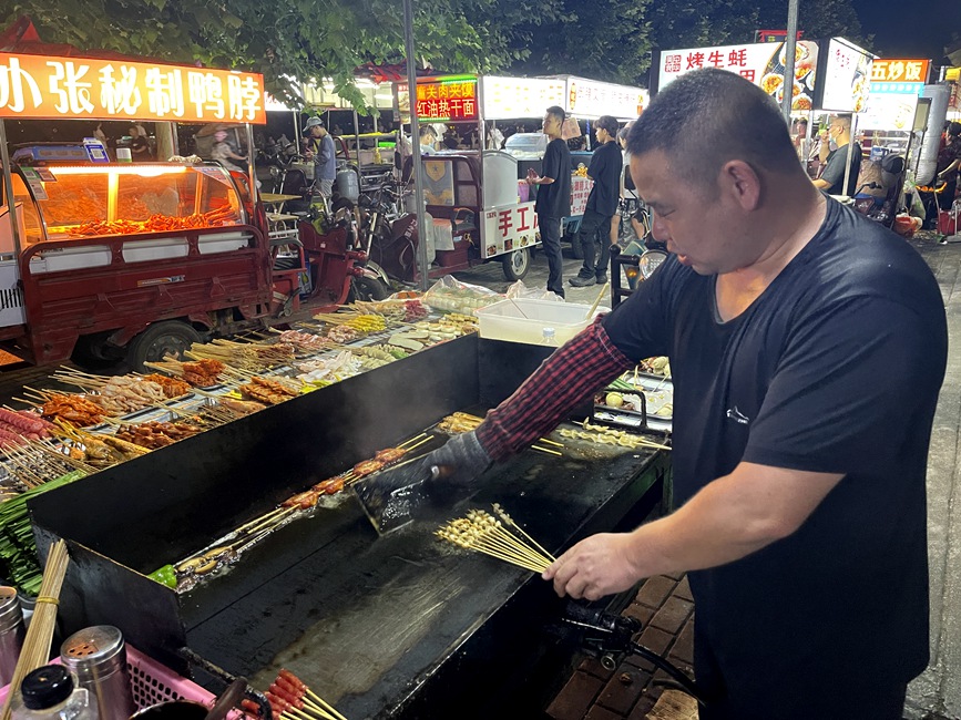 杨老板的烧烤摊位香气四溢。李一凡摄