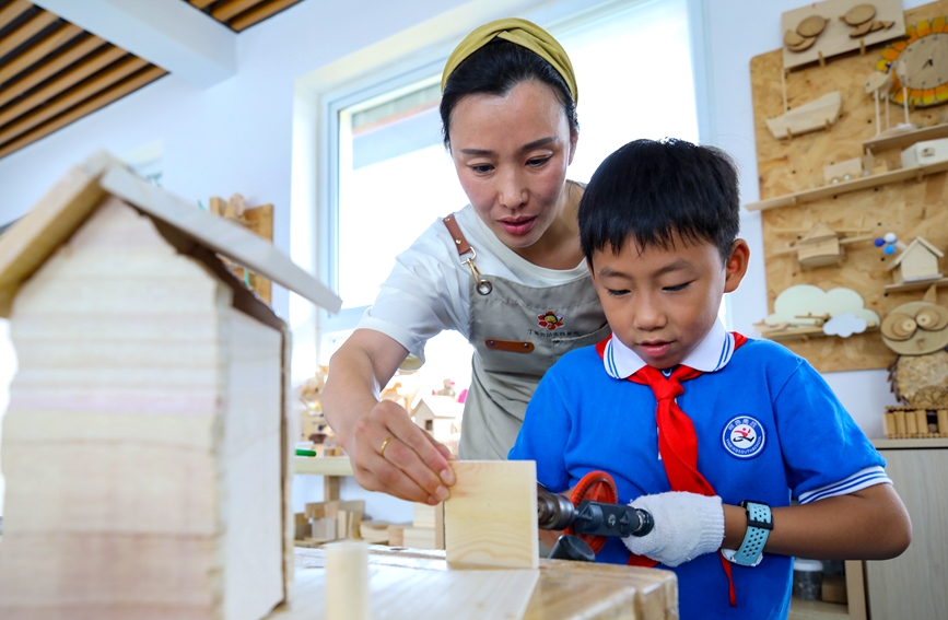 7月13日，安陽市高新區銀杏南校“給小鳥安個家”暑期延時服務課，學生正在制作鳥屋。麻翛然攝 