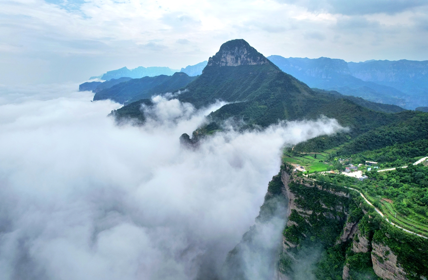 雨后太行云雾缭绕，奇峰异岭若隐若现，宛如一幅水墨山水画卷。秦加福摄