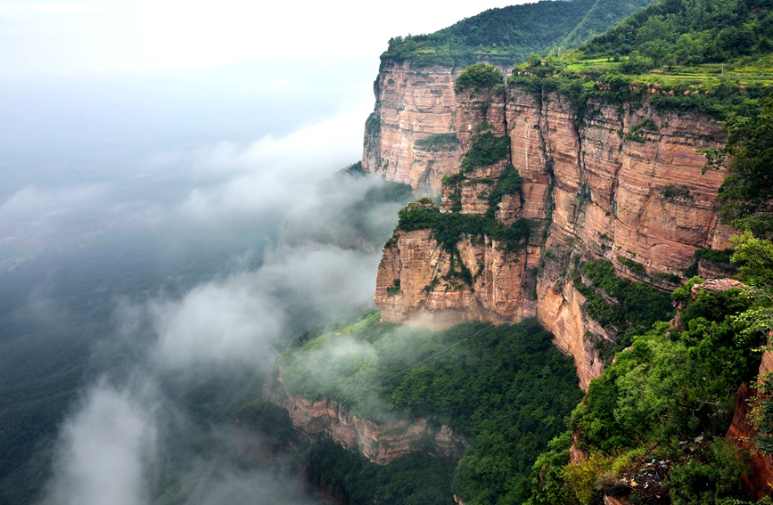 雨后太行云雾缭绕，奇峰异岭若隐若现，宛如一幅水墨山水画卷。秦加福摄