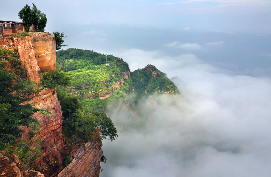 雨后太行云雾缭绕，奇峰异岭若隐若现，宛如一幅水墨山水画卷。秦加福摄