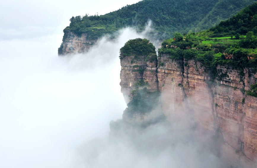 雨后太行雲霧繚繞，奇峰異嶺若隱若現，宛如一幅水墨山水畫卷。秦加福攝