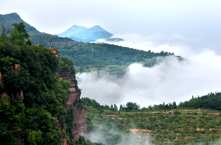 雨后太行雲霧繚繞，奇峰異嶺若隱若現，宛如一幅水墨山水畫卷。秦加福攝