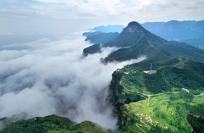 雨后太行云雾缭绕，奇峰异岭若隐若现，宛如一幅水墨山水画卷。秦加福摄