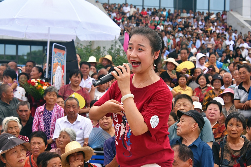 演員走進群眾中間演唱曲劇。