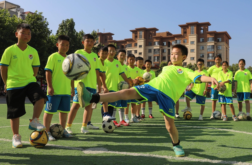 宝丰县暑期托管课堂上，孩子们在上足球课。何五昌摄
