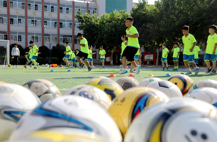 宝丰县暑期托管课堂上，孩子们在上足球课。何五昌摄