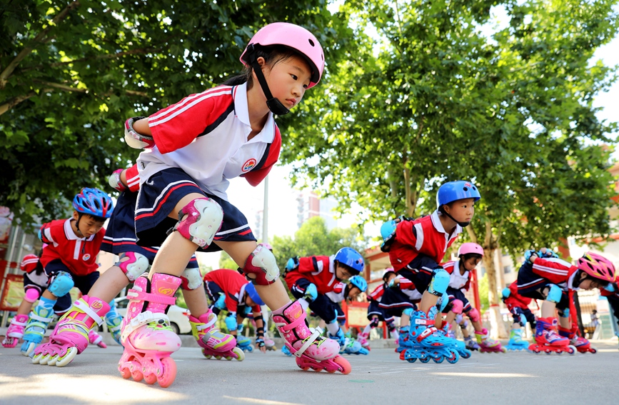 宝丰县暑期托管课堂上，孩子们在上轮滑课。何五昌摄