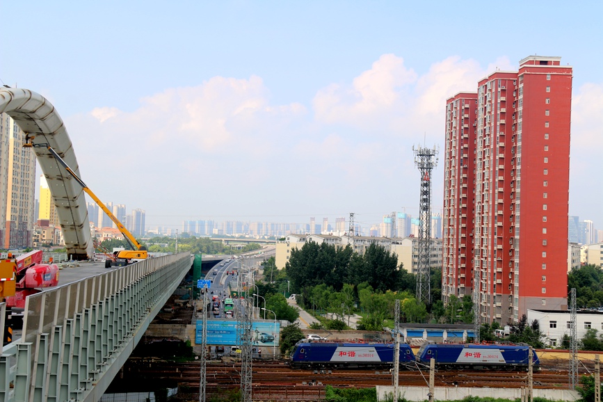 西跨鋼箱拱外涂漆前的打底作業。孫東勛攝