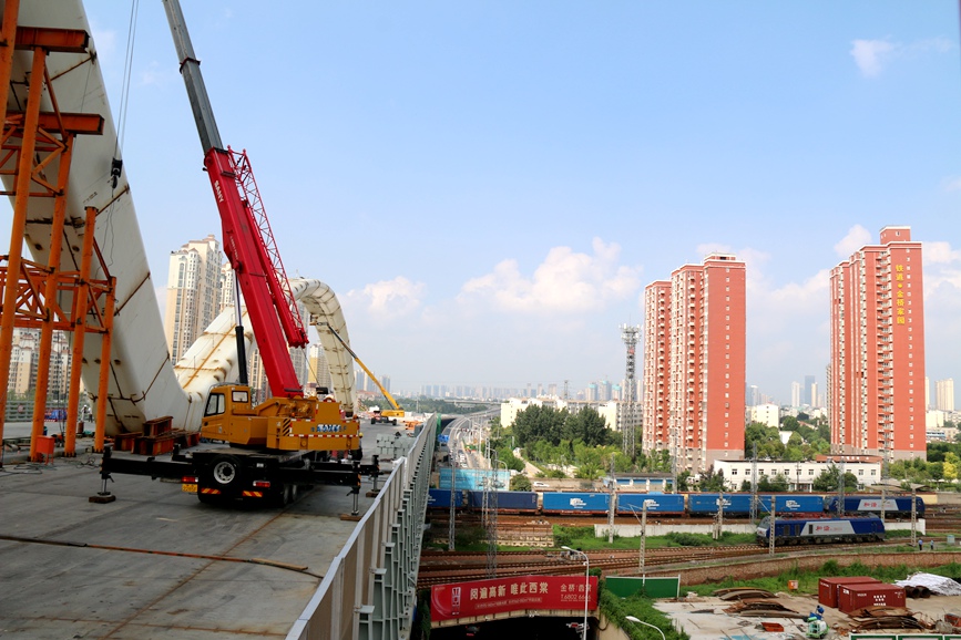 中跨、邊跨鋼箱拱同時吊裝作業。孫東勛攝