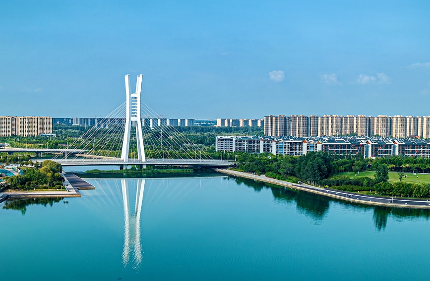 龙湖内环路跨北引水渠桥周边风景优美。张文举摄