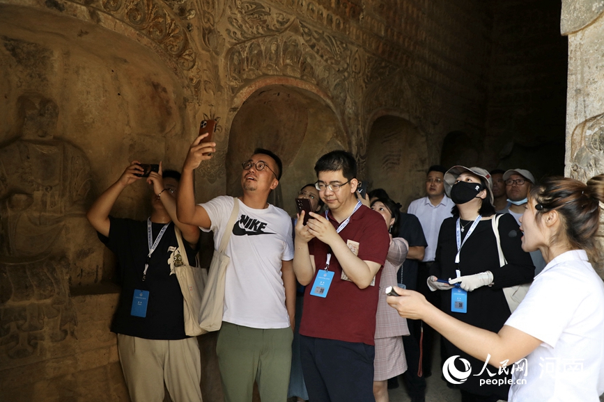 媒体记者参观河南巩义石窟寺。人民网记者王佩摄 