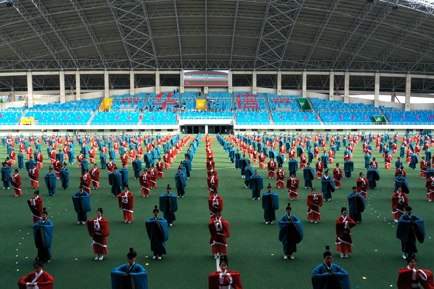 新郑市第五届运动会暨第二届全民健身大会开幕。刘栓阳摄