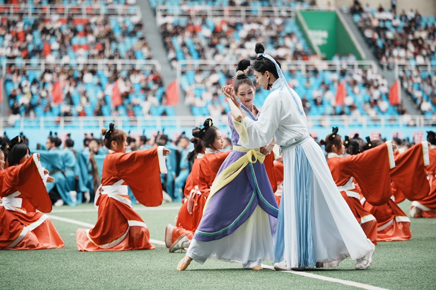 新郑市第五届运动会暨第二届全民健身大会开幕。刘栓阳摄